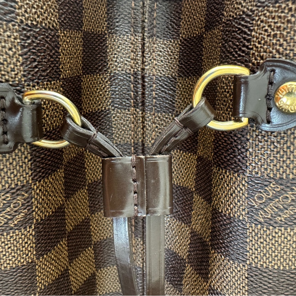 Louis Vuitton Red and Black Interior - Picture 4 of 8